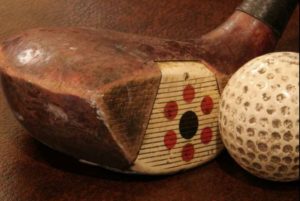 Madeira e bola típicas do golfe praticado entre as décadas de 1930 a 1970