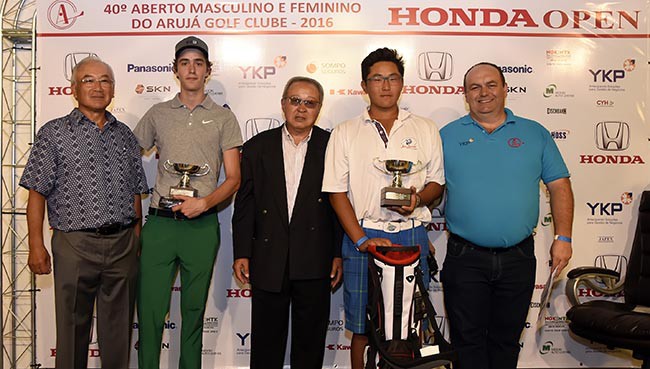 Celso Matsuoka, diretor social do Arujá; Filipe Rossi, o vice-campeão; Mario Numada, presidente do Arujá, Lucas Par, o campeão, e João Ziliotto, capitão do Arujá por Ricardo Fonseca – fotos Thais Pastor/F2 Comunicação